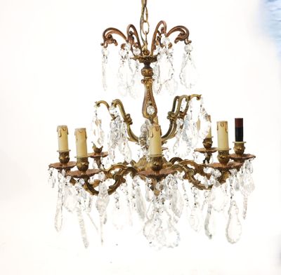 un lustre auquel sont suspendus de nombreux cristaux