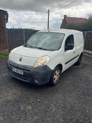 une camionnette blanche garée sur le parking