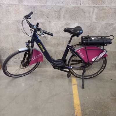 un vélo garé dans un parking