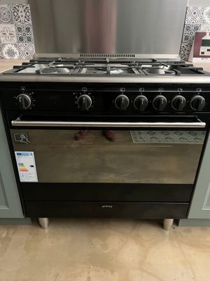 une photo d'un four de cuisine noir installé dans une cuisine