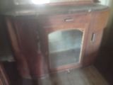 une petite armoire en bois surmontée d'un miroir