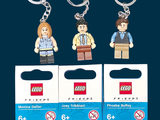 six porte-clés Lego représentant différents personnages sont exposés