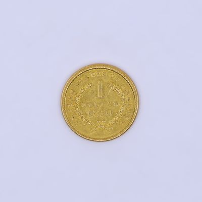 gros plan d'une pièce d'or sur une surface blanche