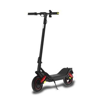 un scooter noir avec des roues rouges sur fond blanc