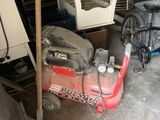 une image d'un petit compresseur d'air dans un garage