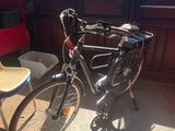 un vélo garé devant une fenêtre