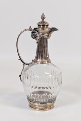 un pichet ancien en verre plaqué argent sur fond blanc