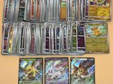 beaucoup de cartes pokemon sur la table