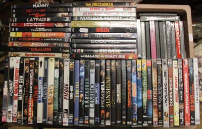 une pile de DVD empilés les uns sur les autres