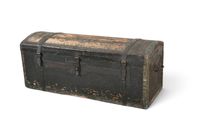 COFFRE en bois noirci à armature de fer, le couvercle bombé.