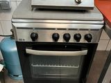 une cuisinière qui se trouve dans une cuisine, à côté d'un plan de travail