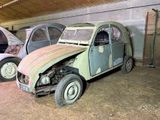 deux vieilles voitures garées dans un garage