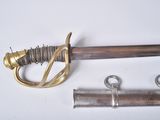 une épée à la poignée en or et une paire de ciseaux