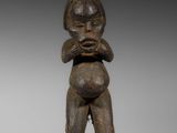 une image représentant une statue en bois d'une femme tenant un bébé dans ses bras