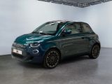 la petite voiture bleue est garée dans une grande pièce