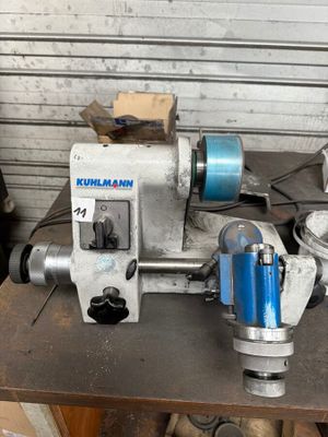 une machine posée sur une table