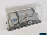 une boîte en plastique contenant un camion miniature
