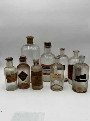 Lot de 9 bouteilles/flacons à pharmacie en verre 