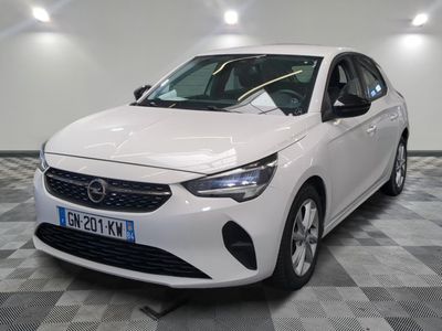 une photo d'une opel blanche garée dans un garage