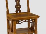 une chaise en bois dont l'assise est également en bois