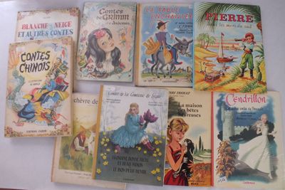 plusieurs livres pour enfants sont alignés sur une surface blanche