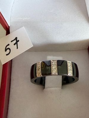 Bague céramique noire, rehaussée de 3 motifs en or gris, ser…