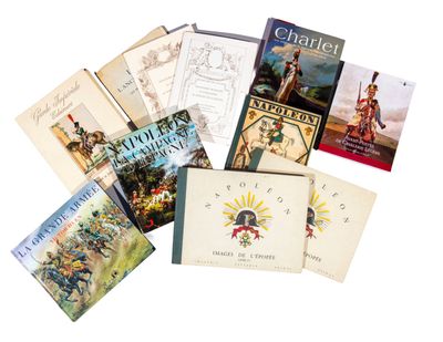 plusieurs livres sont empilés sur une surface blanche