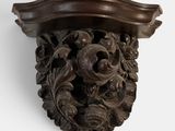 une étagère en bois sculpté ornée d'un motif décoratif