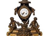 une horloge posée sur une table