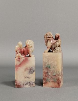 paire de figurines d'anges sculptées sur des blocs de marbre