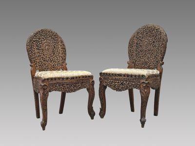 Paire de chaises en bois richement sculpté de feuillage et r…