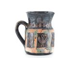 un vase noir et orange sur lequel est représenté un chien
