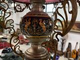 une lampe posée sur une table dans une pièce