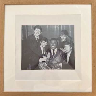 photographie en noir et blanc d'un groupe d'hommes posant pour une photo