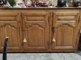 une grande armoire en bois surmontée d'un miroir