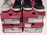 trois paires de baskets roses et noires posées sur des cartons