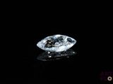 gros plan d'un diamant sur une surface noire