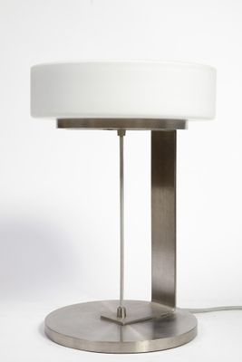 une image d'une lampe de table avec un abat-jour blanc
