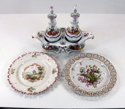 trois assiettes et une soucoupe posées sur une table