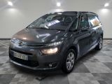 la citrole est garée sur un sol en damier dans le garage