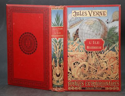 un vieux livre à la couverture rouge posé sur une table