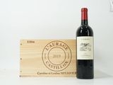une bouteille de vin posée à côté d'une caisse en bois