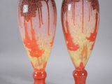 une paire de vases orange et jaunes posés sur une table
