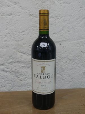 une bouteille de vin posée sur une table
