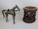 une statue de cheval et un vase posés sur une table