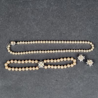 MAJORICA. Parure en perles fantaisie et métal argenté compre…