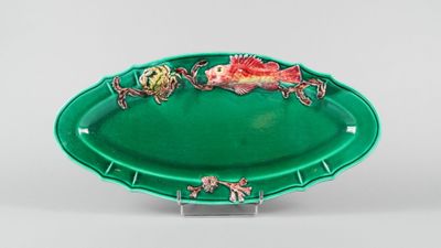 une image représentant une assiette verte sur laquelle se trouve un poisson