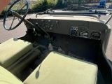 vue de l'intérieur d'un véhicule militaire depuis le siège du conducteur