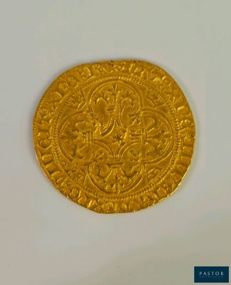 l'image d'une pièce d'or posée sur une surface blanche