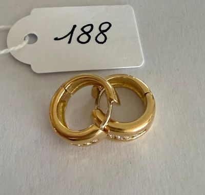 deux bagues en or posées sur une table blanche, avec une étiquette de prix